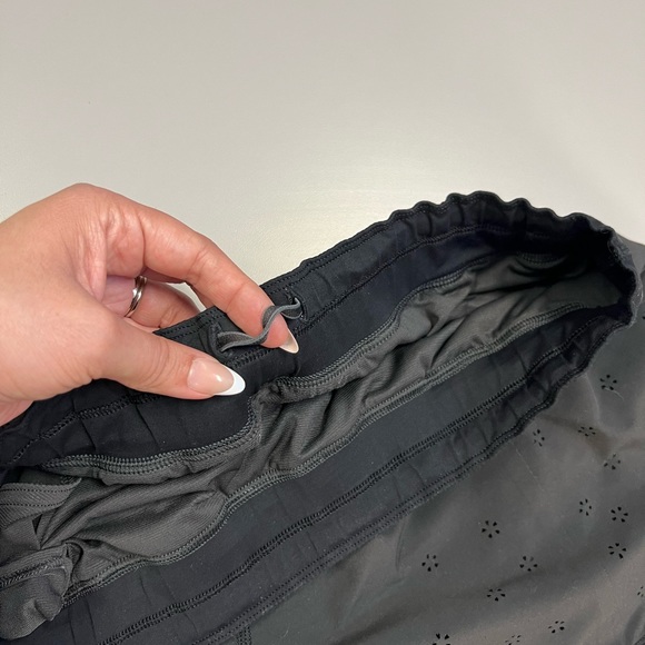 Lululemon 🍋 Run Breeze by Laser Cut Floral Shorts Size 12 - Picture 12 of 14